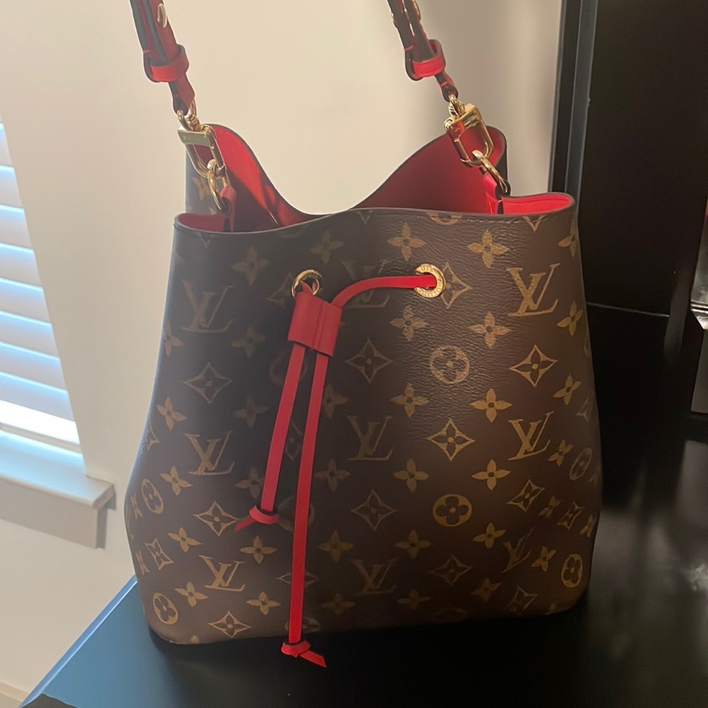 Authentic LV Néonoé!